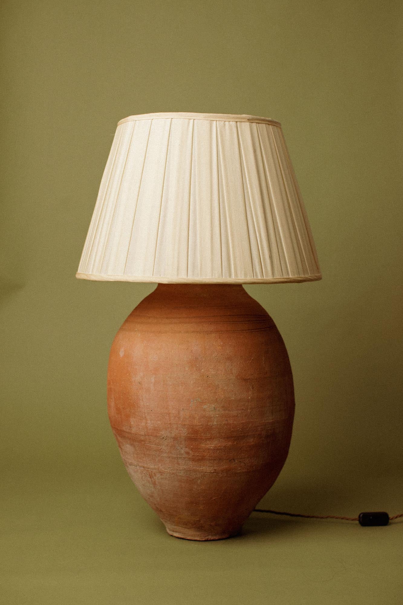 Earth-Red Terracotta Table Lamp