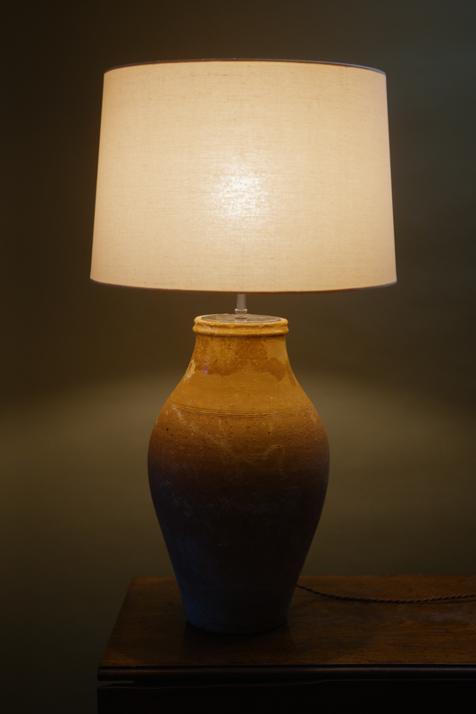 Vintage Mediterranean clay pot table lamp with a warm-toned ceramic base and natural linen lampshade, perfect for rustic, cottagecore, or Mediterranean-style interiors.