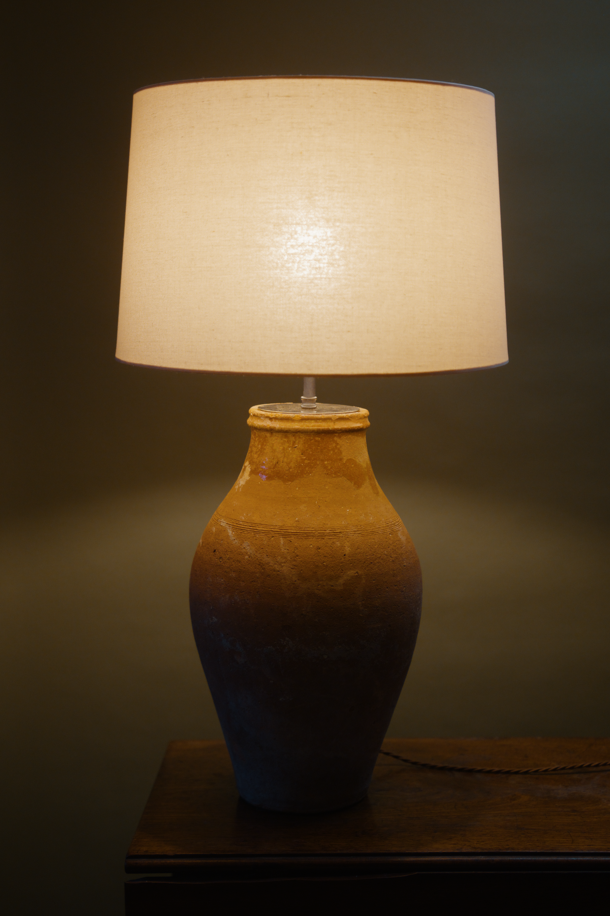 Vintage Mediterranean clay pot table lamp with a warm-toned ceramic base and natural linen lampshade, perfect for rustic, cottagecore, or Mediterranean-style interiors.
